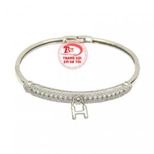 Vòng tay vàng trắng chữ H được chế tác tinh xảo từ những viên cz tạo vẻ lấp lánh cho sản phẩm.