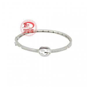 Vòng tay vàng trắng thương hiệu mang đến vẻ hiện đai, hợp thời trang cho nữ giới. 