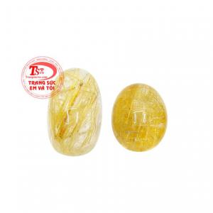 Mặt thạch anh tóc vàng đẹp được chế tác theo hình oval, kiểu dáng đơn giản, trẻ trung. 