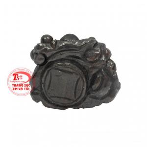 Do đó, vị Phật này được rất nhiều người yêu thích và lựa chọn gắn trang sức đem theo bên mình. 