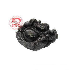 Phật Di Lặc thường được gắn với các biểu tượng giàu sang như đồng tiền, thỏi vàng, túi đựng châu báu, nhưng cũng là tượng trưng của sức khỏe và trường thọ. 