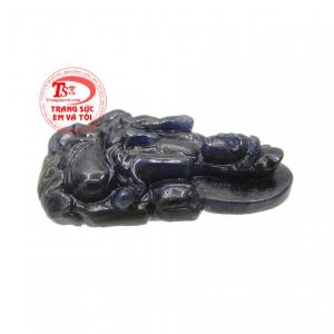 Mặt phật này được chế tác từ đá saphir thiên nhiên mang đến nhiều may mắn, thịnh vượng và bình an đến cho gia chủ. 