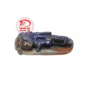 Sản phẩm được chế tác từ đá saphir màu xanh lam phù hợp cho những ai mang mệnh Thủy và Mộc.