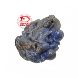 Từ thời xa xưa, saphir được các giới quý tộc, thượng lưu ưa chuộng và sử dụng, nó còn được coi là viên đá hoàng gia.
