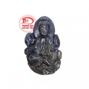 Phật Quan Âm saphir tịnh tâm được chế tác tinh tế từ đá saphir thiên nhiên. 