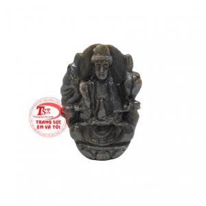 Phật Quan Âm Sapphire đại lộc được chạm khắc tỉ mỉ từ đá Sapphire thiên nhiên.