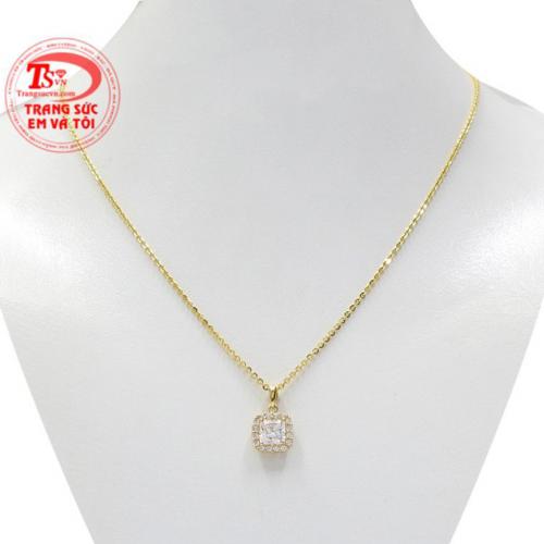 Bộ mặt nữ vàng tây thanh lịch