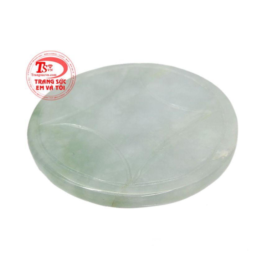 Jadeite hay còn gọi là ngọc cẩm thạch có tác dụng cải thiện vận may trong cuộc sống, mang lại tài lộc và bình an cho người đeo.