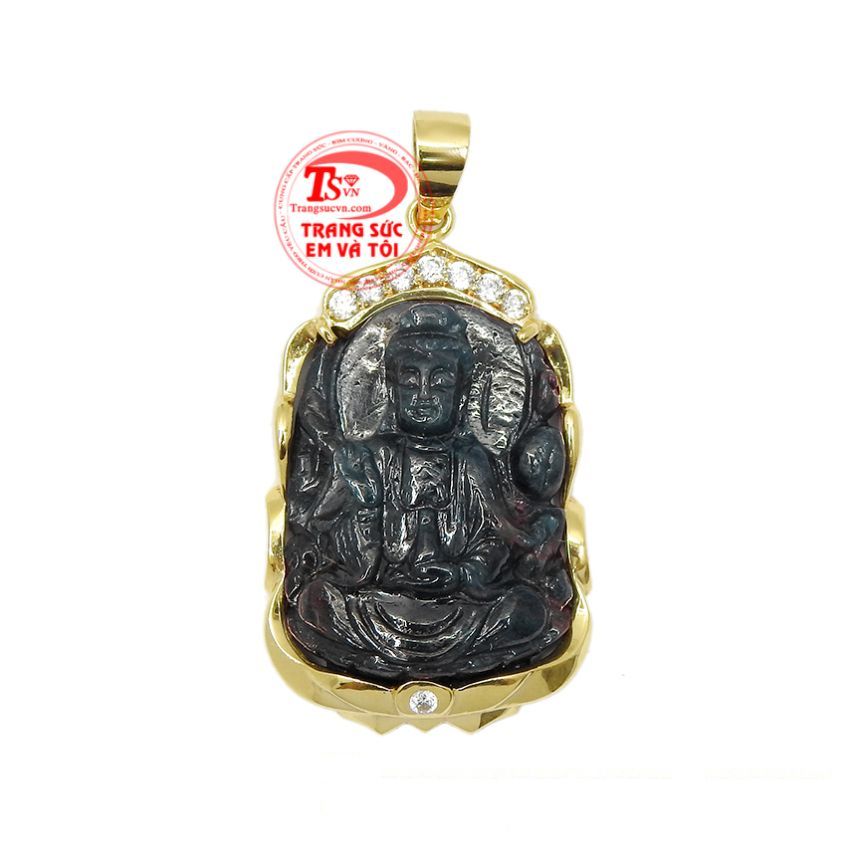 Mặt Phật Quan Âm Sapphire Bình An bọc vàng 14k chạm khắc tinh xảo, sắc nét.