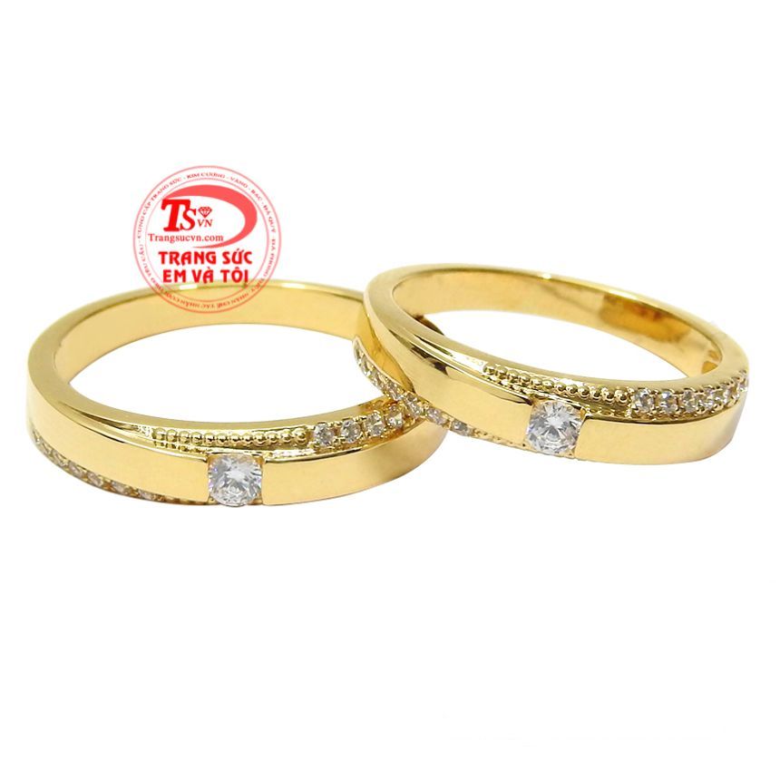 Nhẫn cưới lời cam kết tình yêu được chế tác trên chất liệu vàng 18k bền đẹp, sáng bóng.