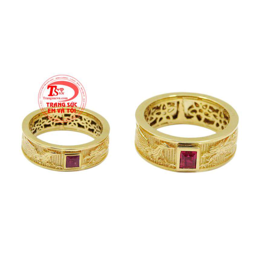 Nhẫn cưới ruby rồng phượng được chạm khắc vô cùng tinh xảo trên chất liệu vàng 18k.