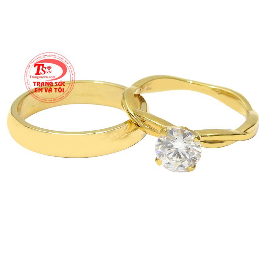 Nhẫn cưới tình yêu đậm sâu được chế tác hoàn mỹ trên chất liệu vàng 18k sáng bóng. 