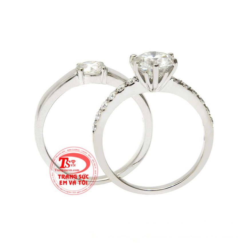 Chính vì thế mà các nhà thiết kế đã lựa chọn vàng trắng cùng đá moissanite để mang tới đôi nhẫn cưới hoàn mỹ cho người dùng.