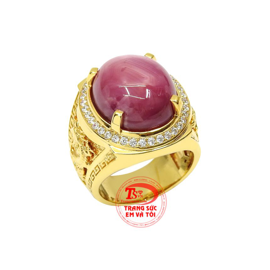 Chiếc nhẫn này còn được chạm khắc hình rồng tạo nét ấn tượng và đặc biệt cho sản phẩm.