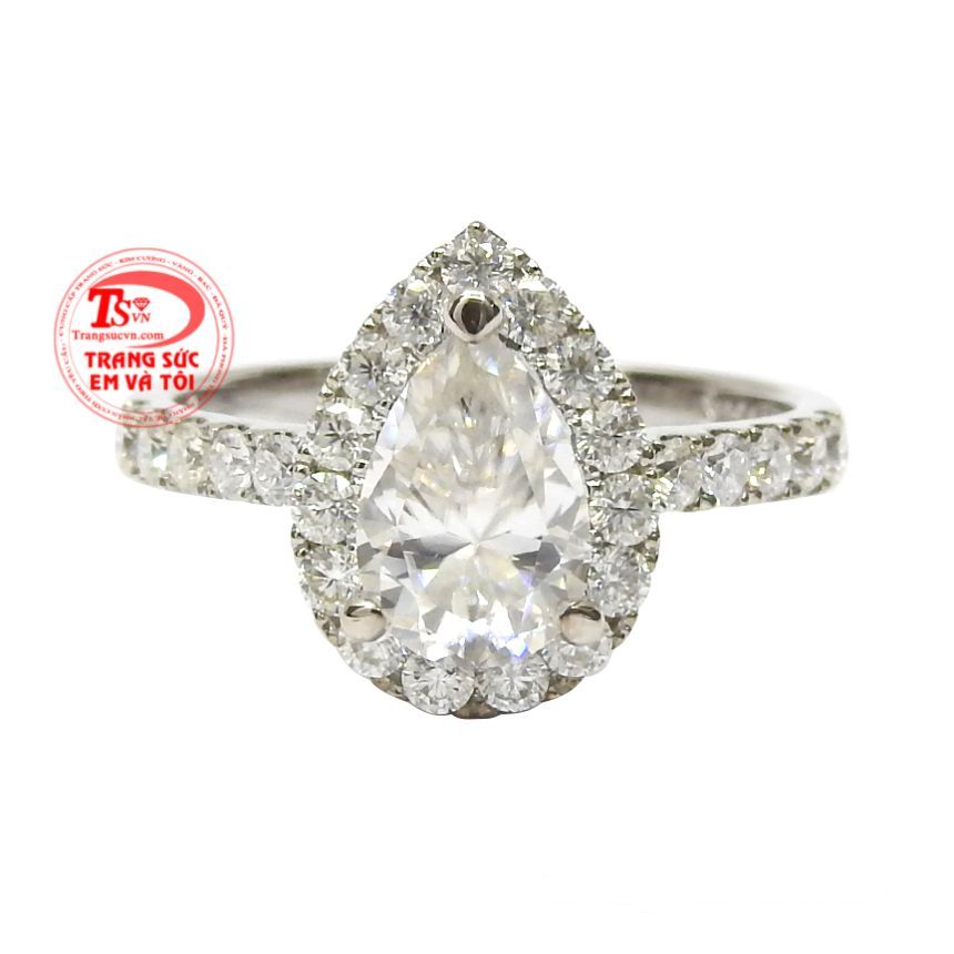 Chiếc nhẫn có thể là một sự lựa chọn hoàn hảo để kết hợp cùng những bộ đầm dạ tiệc, giúp cho các quý cô trông thu hút và tỏa sáng không kém phần so với nhẫn kim cương.