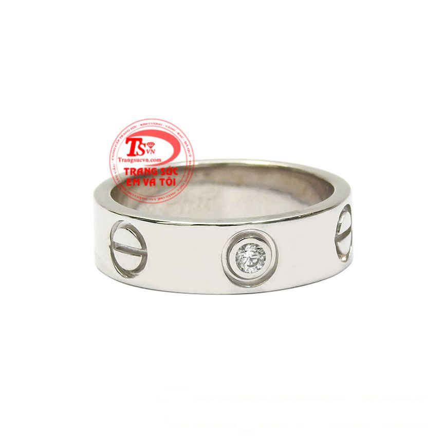 Với điểm nhấn là viên saphir thiên nhiên khiến cho chiếc nhẫn trông nổi bật hơn, giúp người đeo tăng phần thu hút. 