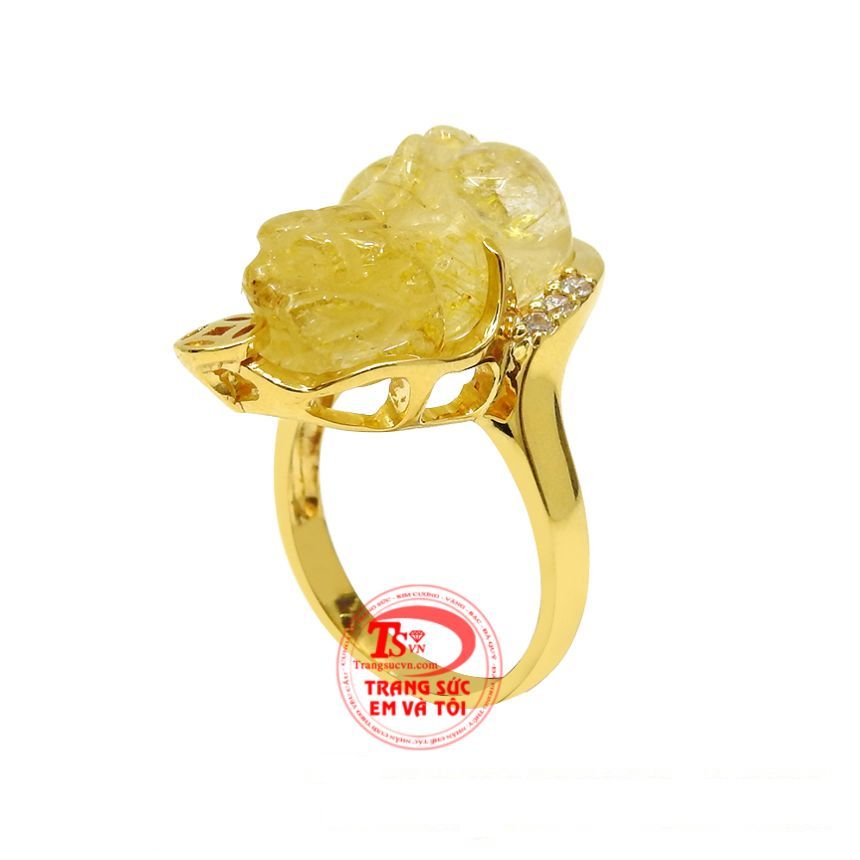 Nhẫn vàng nữ tỳ hưu may mắn được chế tác tinh xảo từ viên thạch anh tóc thiên nhiên cùng chất liệu vàng 18k. 