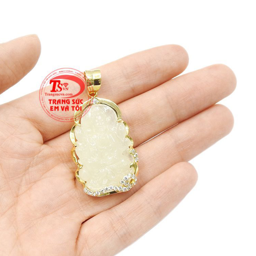 Mặt Phật Quan Âm sapphire là món quà đặc biệt ý nghĩa cho người bạn yêu thương.