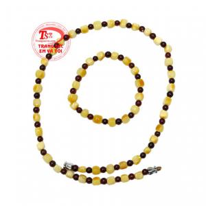 Bộ sản phẩm bao gồm chuỗi cổ và chuỗi tay giúp các bé vừa hợp thời trang, vừa bảo vệ sức khỏe cho bé yêu.