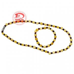 Đây cũng là món quà tặng xinh yêu dành cho trẻ nhỏ. Bộ chuỗi hổ phách may mắn giao hàng tận nơi.