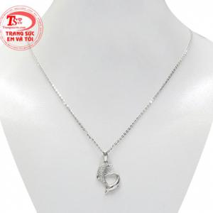 Bộ dây mặt cá heo dễ thương là sự kết hợp hài hòa của mặt dây chuyền đáng yêu và dây chuyền vàng trắng sáng bóng.