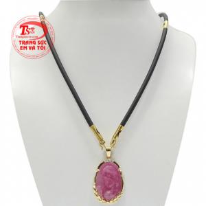 Bộ Đức Mẹ Ruby Thánh Thiện kết hợp giữa mặt dây Đức Mẹ ruby và dây cao su bọc vàng mang lại sự tinh tế trong từng đường nét sản phẩm. 