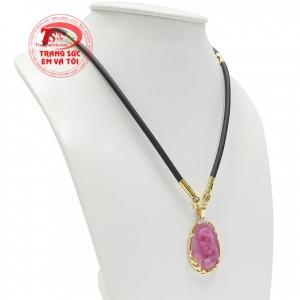 Đức Mẹ Maria mang ý nghĩa của sự chở che, dìu dắt con người qua khó khăn, ngài luôn yêu thương, ban phước lành cho mỗi người.