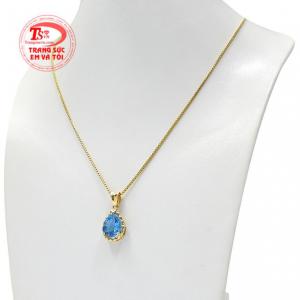 Với điểm nhấn và màu sắc xanh lam trong trẻo của viên đá Topaz sẽ giúp người đeo trông thu hút hơn trước đám đông. 