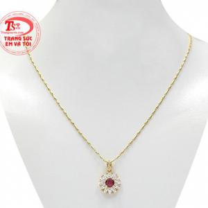 Bộ mặt dây ruby tài lộc là sự kết hợp hoàn mỹ giữa mặt dây ruby thiên nhiên và dây chuyền vàng sáng bóng. 