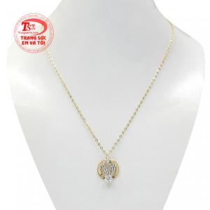 Bộ mặt dây vàng độc đáo là sự kết hợp hoàn hảo giữa mặt dây vàng xinh xắn và dây chuyền chất lượng.