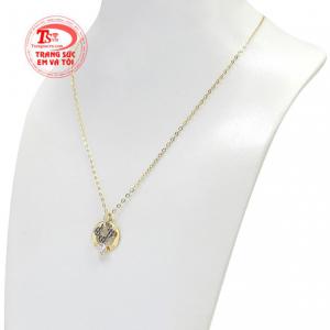 Bộ dây chuyền này giúp phái đẹp mang đến vẻ duyên dáng và nữ tính. 