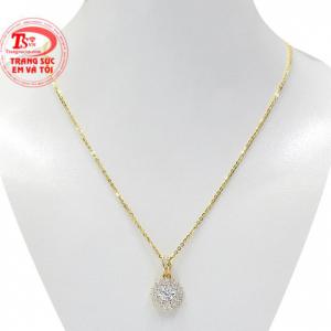 Bộ mặt dây vàng tây ấn tượng là sự kết hợp giữa mặt dây chuyền tinh tế và dây chuyền vàng sáng bóng. 