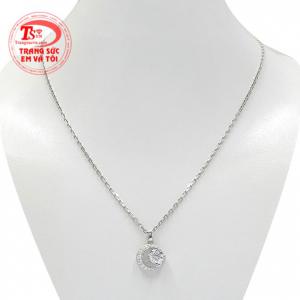 Bộ mặt dây vàng trắng thanh lịch là sự kết hợp hoàn hảo giữa mặt dây tinh tế và dây chuyền vàng trắng sáng bóng.