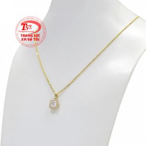 Bộ sản phẩm là sự kết hợp hoàn hảo của mặt dây chuyền thanh tú và dây chuyền vàng sáng bóng mang đến vẻ duyên dáng đến cho người đeo.