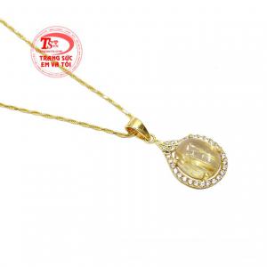 Bộ mặt thạch anh tóc quý phái phù hợp cho người mệnh Kim và mệnh Thổ.