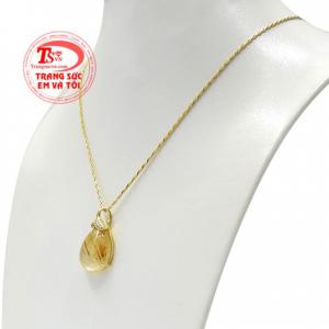 Trang sức vàng đá quý gần đây được rất nhiều khách hàng ưa chuộng, giúp phái đẹp toát lên được vẻ kiêu sa, sang trọng mà lại vẫn hợp thời trang.