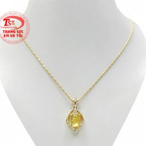 Bộ mặt thạch anh tóc trang nhã là sự kết hợp hài hòa của mặt dây thạch anh tóc thiên nhiên và dây chuyền vàng chất lượng. 