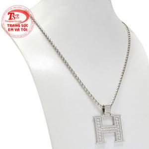 Chiếc mặt dây được đính kết đá moissanite sáng lấp lánh tạo vẻ thu hút và nam tính đến cho phái mạnh. 