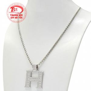 Viên đá này được xem là gần giống với kim cương nhất nên được rất nhiều khách hàng ưa chuộng. 