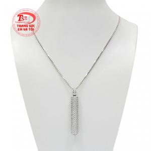 Bộ mặt vàng trắng thời thượng là sự kết hợp của mặt dây chữ và dây chuyền vàng trắng tạo nét nổi bật cho người đeo. 