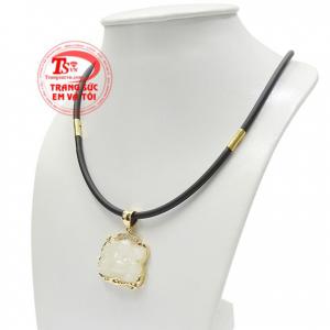 Người ta tin rằng đeo Phật Di Lặc bên người sẽ giúp chủ nhân luôn được may mắn, bình an, vạn sự như ý.