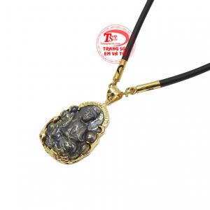 Mặt Phật còn được chế tác bằng đá sapphire thiên nhiên càng làm tăng thêm giá trị và năng lượng cho sản phẩm.