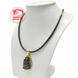 Người ta tin rằng đeo Phật Quan Âm bên người sẽ giúp giải trừ hung khí, mang tới bình an, ngăn chặn tai ách cho chủ nhân.