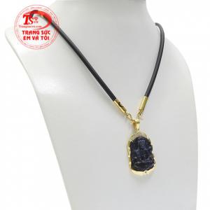 Sản phẩm là sự kết hợp giữa mặt Phật Bà Quan Âm sapphire và dây cao su bọc vàng mang lại cho người đeo nét sang trọng và lịch lãm.