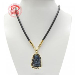 Bộ Phật Quan Âm Thánh Thiện chạm khắc bằng đá sapphire thiên nhiên bọc vàng kết hợp cùng dây cao su nam tính.
