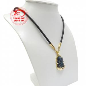 Vì vậy Phật Quan âm thường được mọi người đeo bên mình với ước muốn để cầu bình an, loại trừ các điều rủi ro, đau khổ, thể hiện lòng thành kính hướng phật.