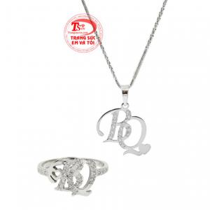 Bộ trang sức vàng trắng xu hướng mang đến vẻ xinh xắn và nữ tính đến cho người đeo.