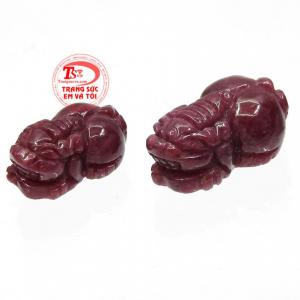 Đôi tỳ hưu ruby này sẽ là món quà tặng đầy phúc khí để dành cho người thân và bạn bè. 