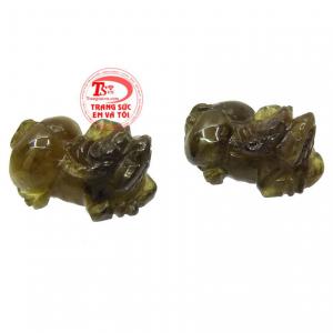 Đôi tỳ hưu này có thể gắn trên các sản phẩm trang sức vàng mang đến sự sang trọng và cao cấp mà lại còn đem đến vận may cho người dùng. 