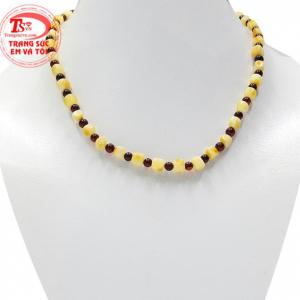 Chuỗi cổ hổ phách an lành được chế tác tinh tế, xinh xắn.
